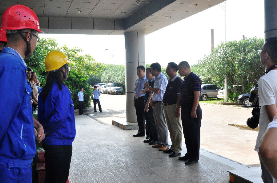 工會(huì)慰問送清涼，甘甜爽口暖心田